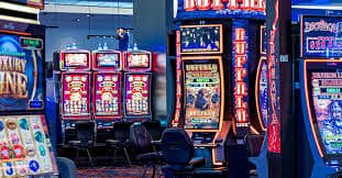 Meja MSC blackjack di studio homtogel dengan dealer dan pemain lain